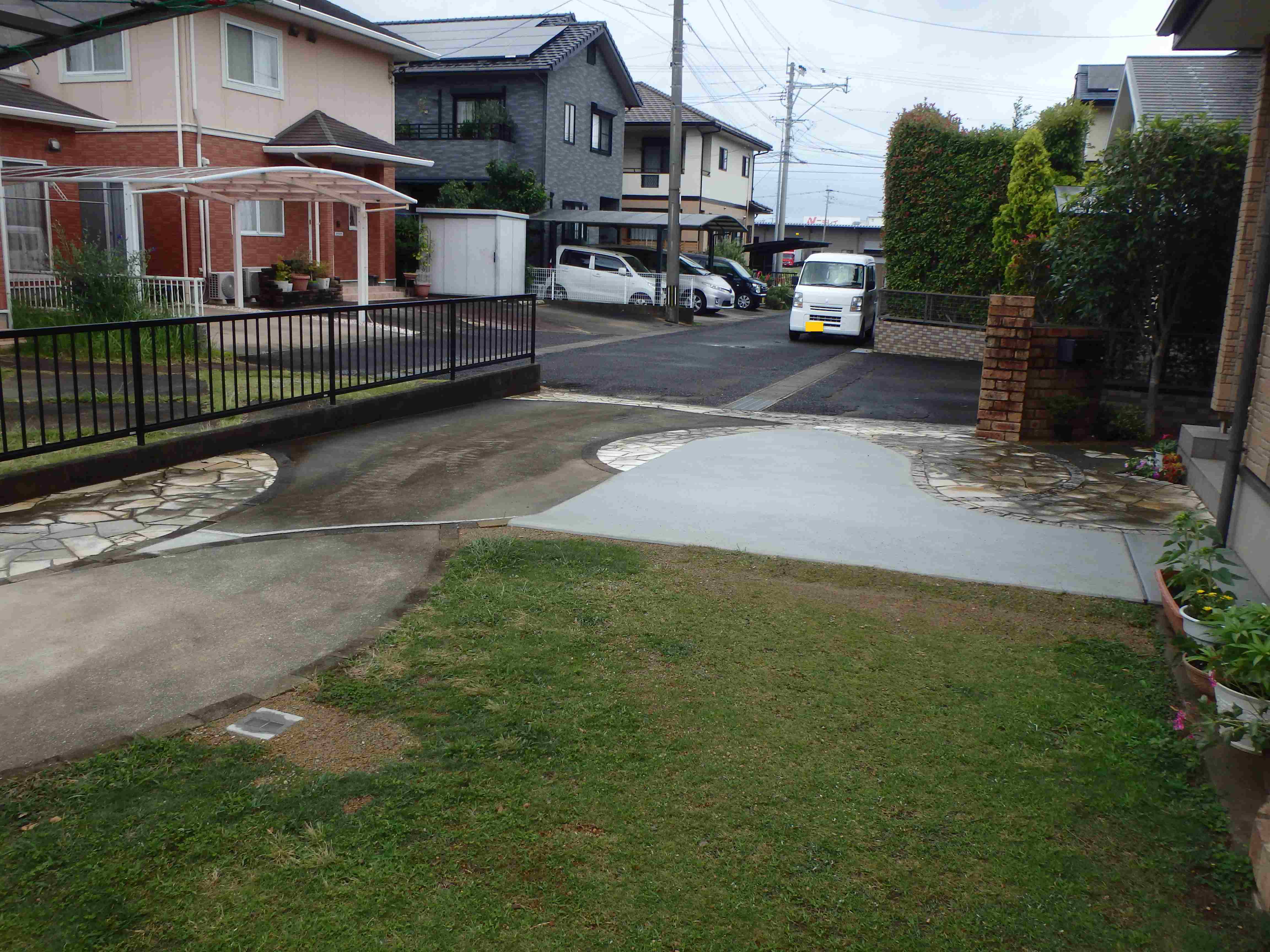 　238　門柱と生垣を外して広々としたお庭にしました。