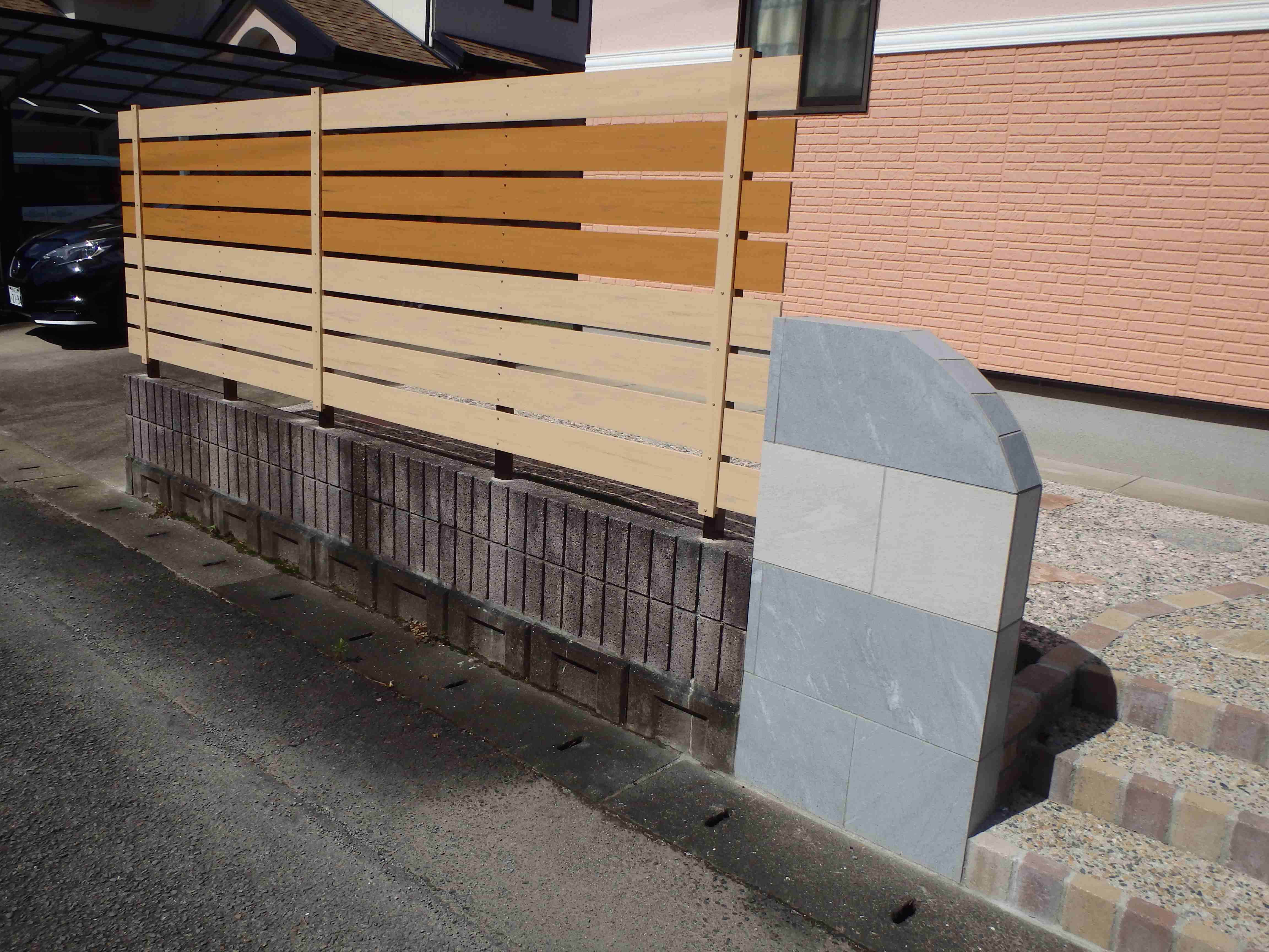 　241　シャレた感じになってます。やはり生垣を変えると明るい感じになりますね。