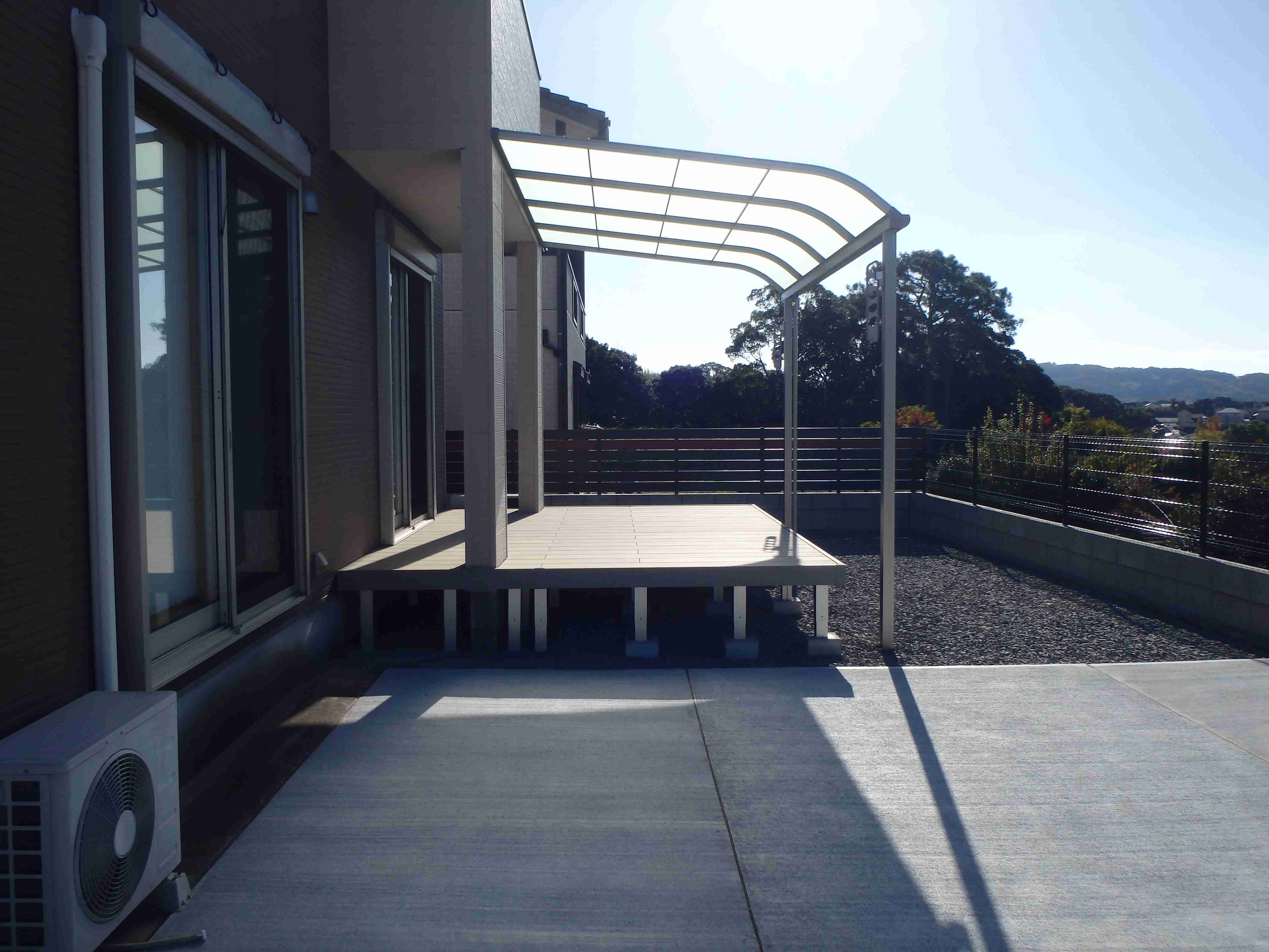 　245　晴れの日も雨の日もこんなデッキでボ～っとするのも気持ちいいでしょうね。