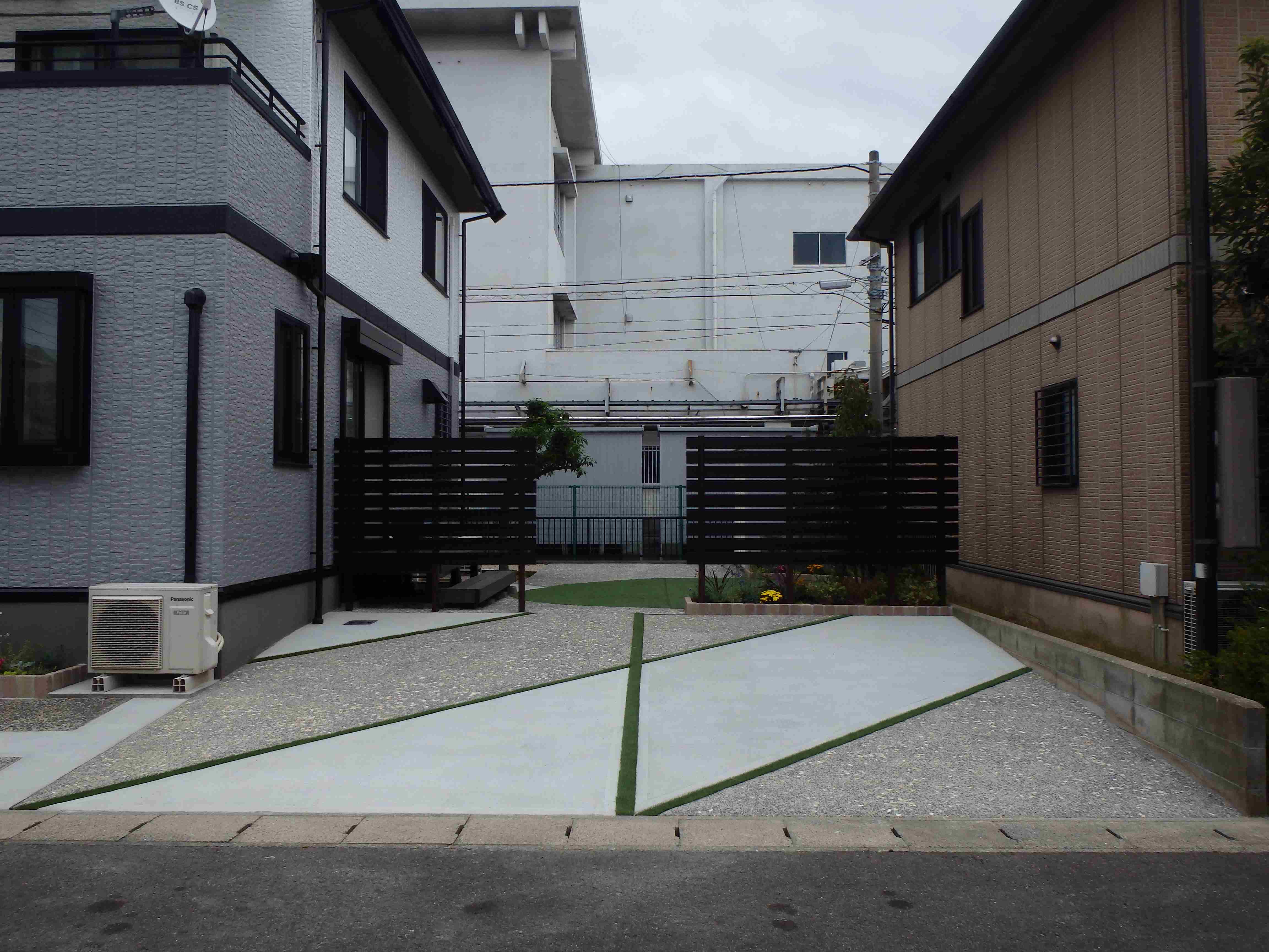 　246　人工芝部を丸くして、それに沿って花壇を配置、スッキリお洒落なお庭になりました。