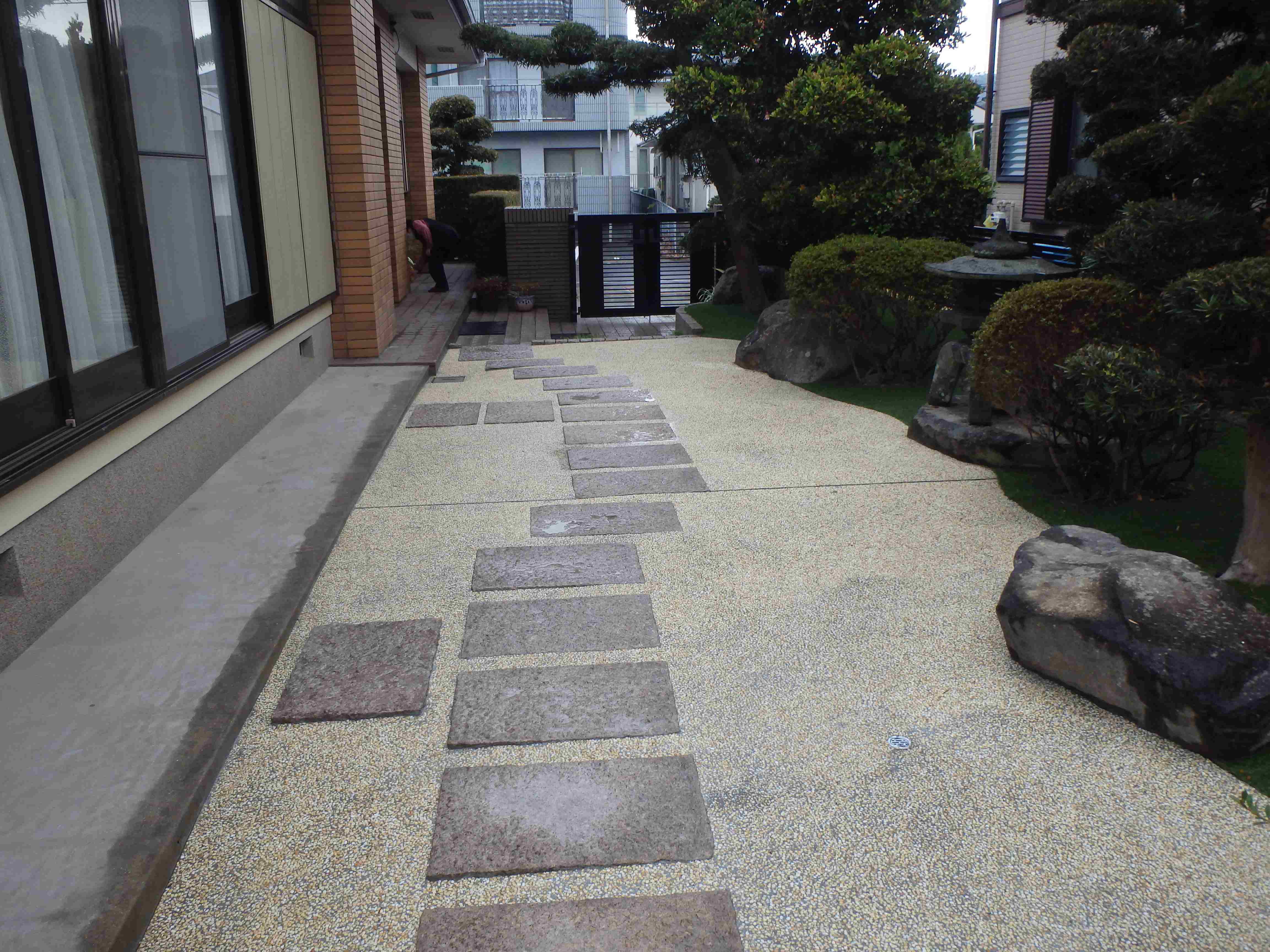 　247　年月がたちうっそうとしてきたお庭もスッキリ、手間もかからなくなりました。オシャレです。