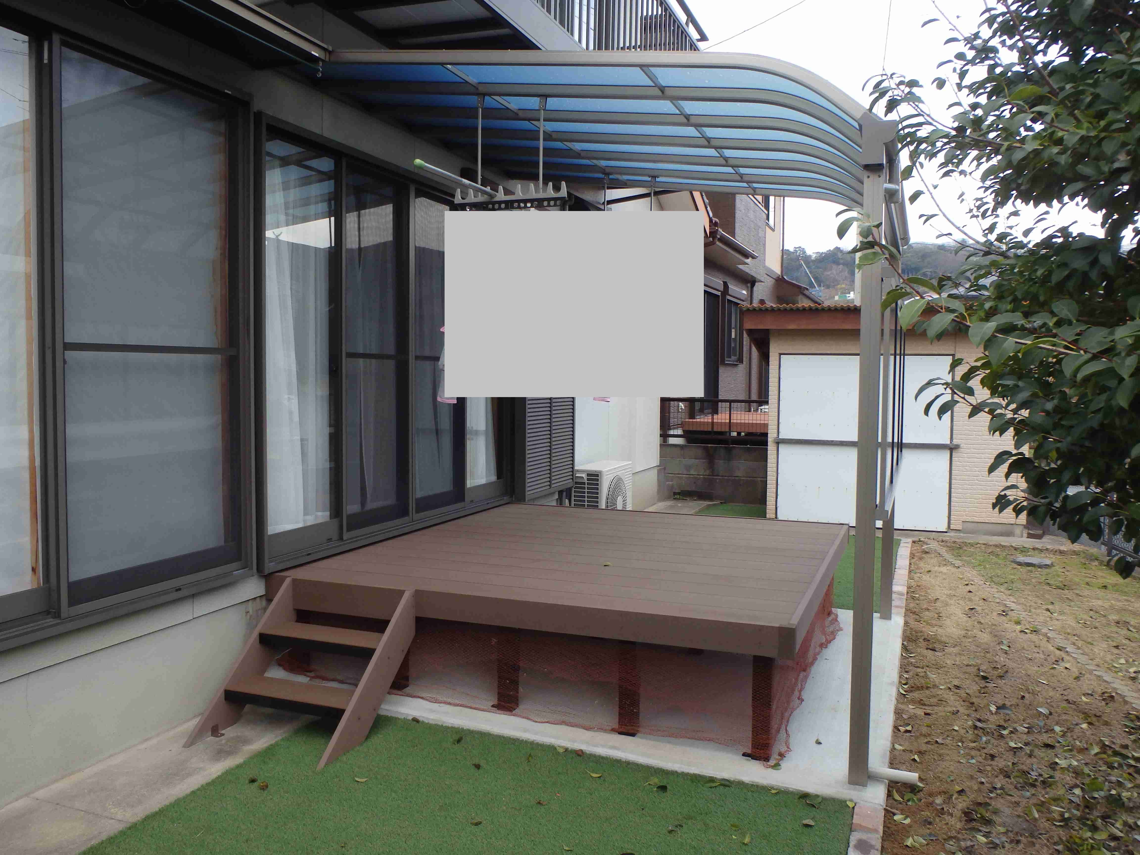 　249　いろいろな事ができる空間が広がりました。雨の日でも大丈夫、人工芝の部分は手入れ要らずで綺麗です。