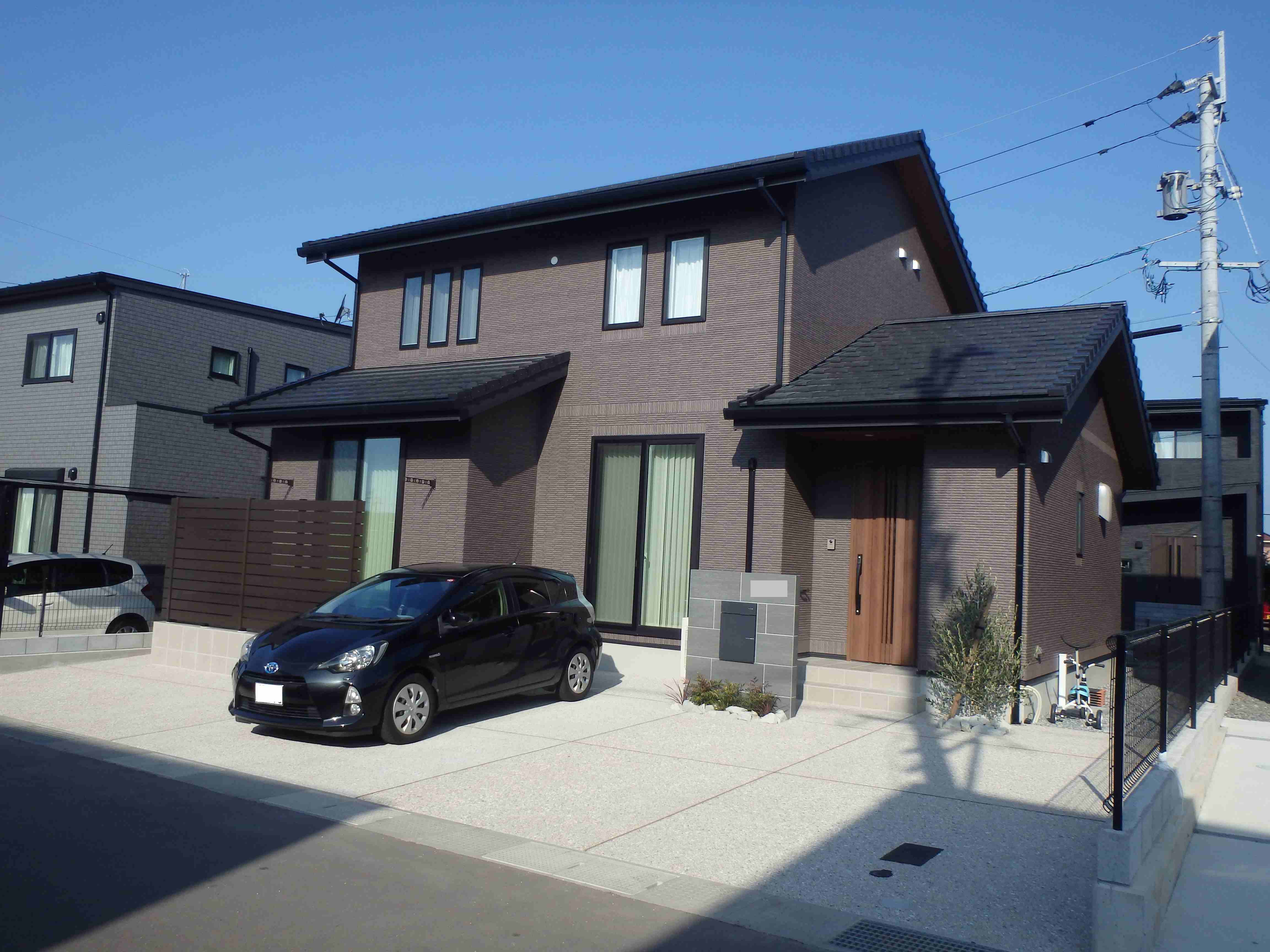 　251　初めから車がたくさん止められる、手のかからないスッキリした綺麗なお庭に。