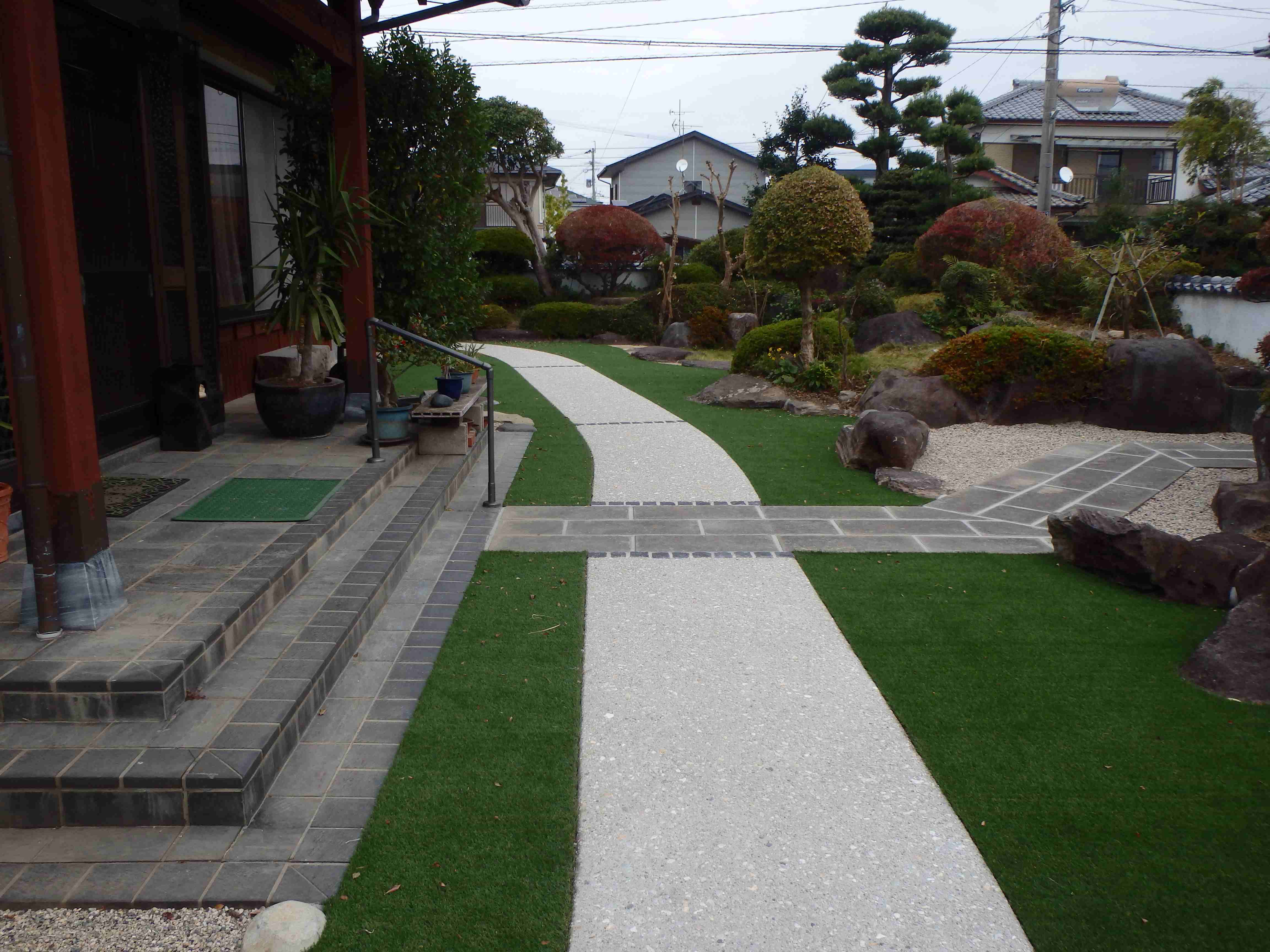 　252　広くて立派な庭園を通路と庭園部を分けた結果、スッキリして庭園部が一層引き立ちました。綺麗ですね。