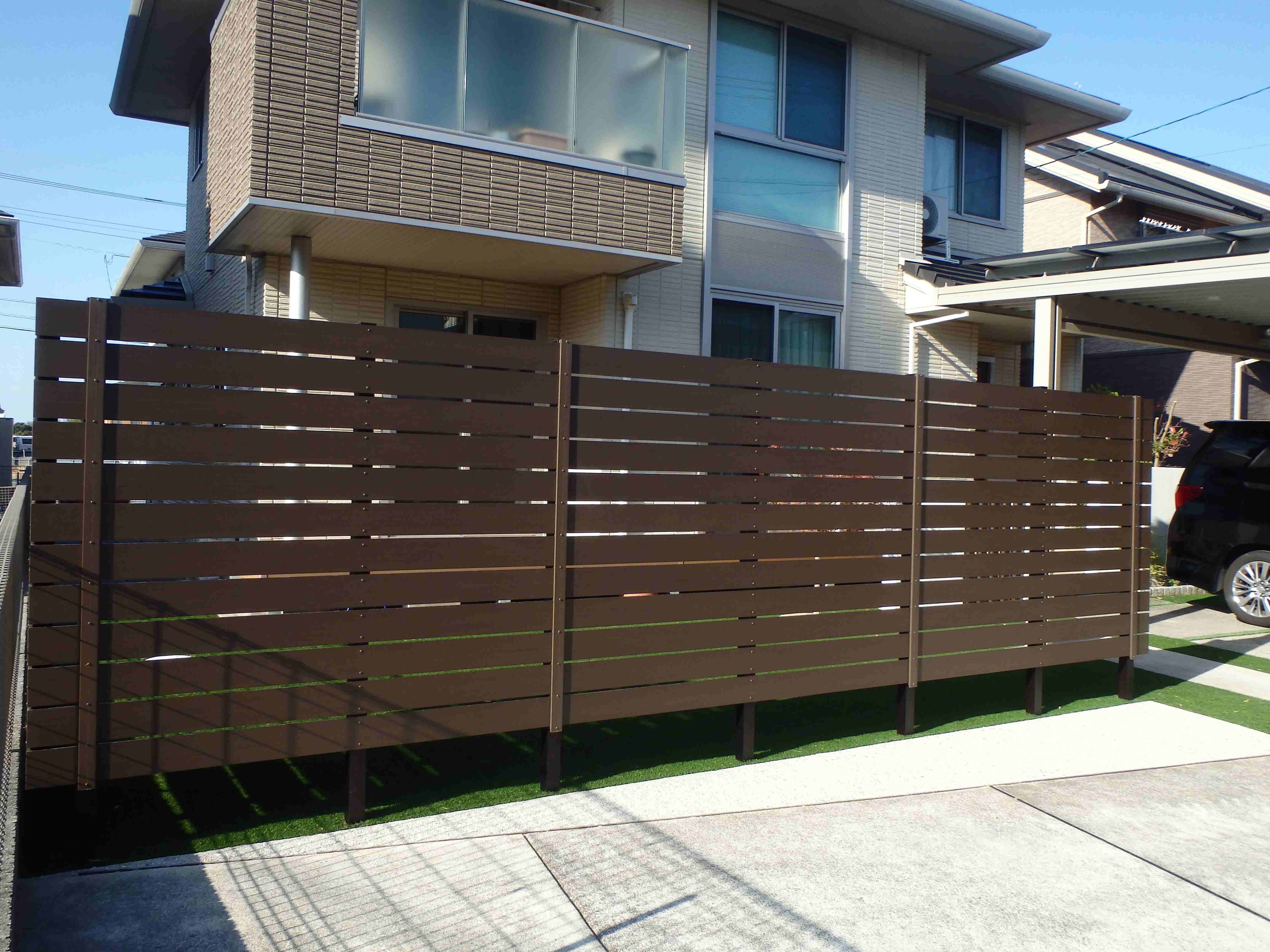 　254　フェンスに替えてしっかり目隠しです。