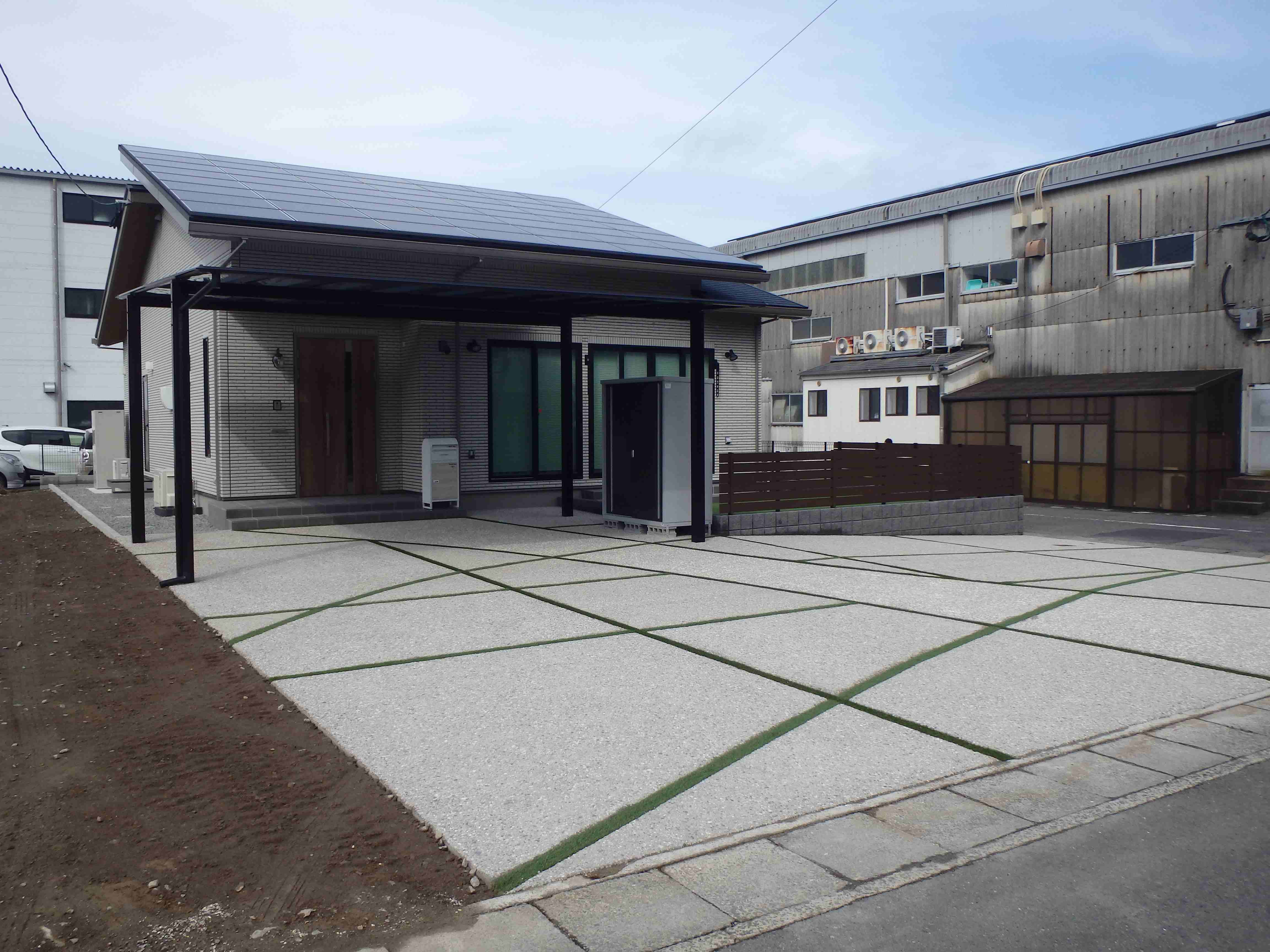 　255　手間のかからないスッキリした綺麗なお庭ができました。駐車スペースのデザインがオシャレです。