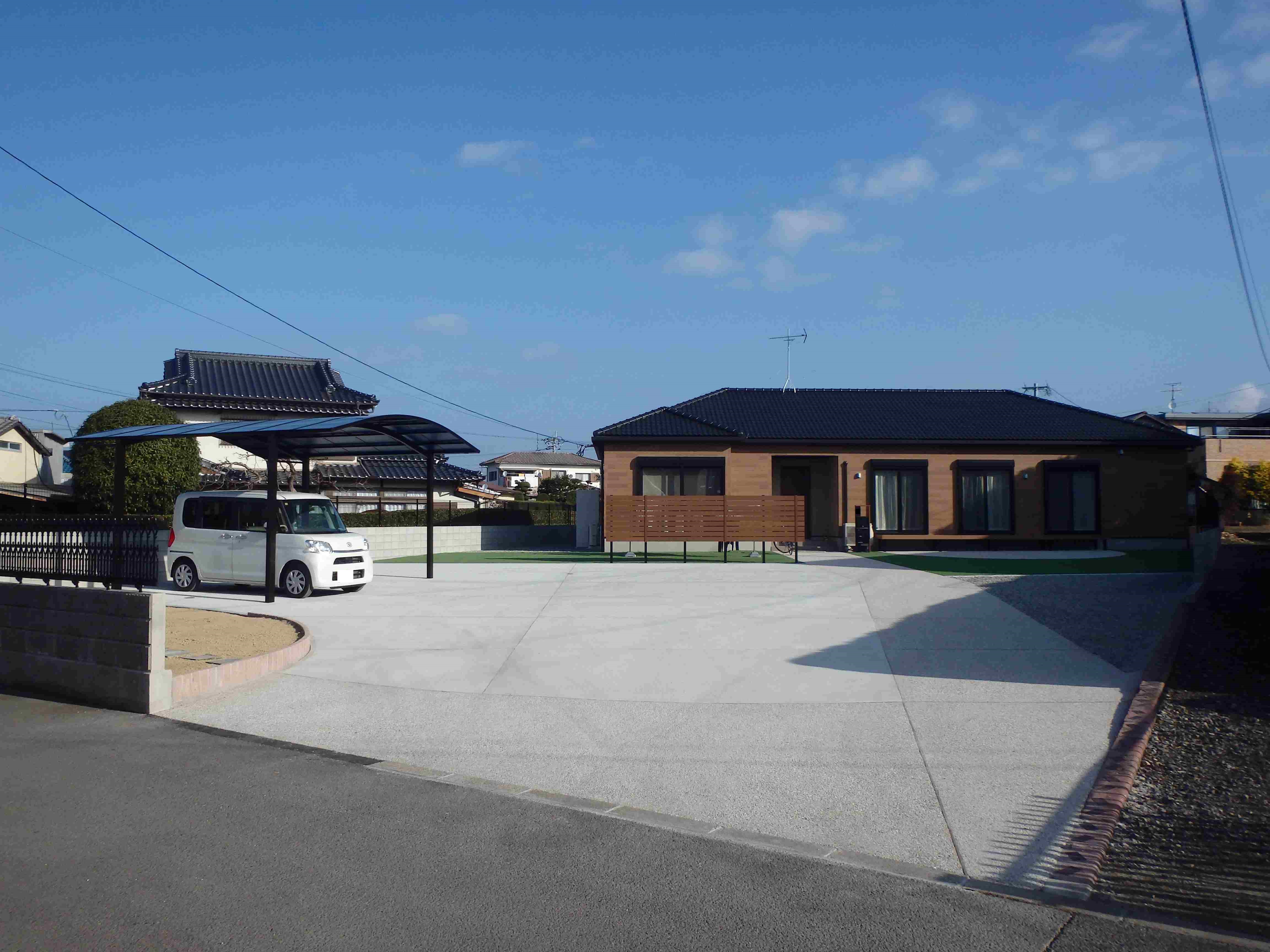 　256　スッキリした綺麗なお庭になりました。手間もかからず、広～いスペースが自由自在です。