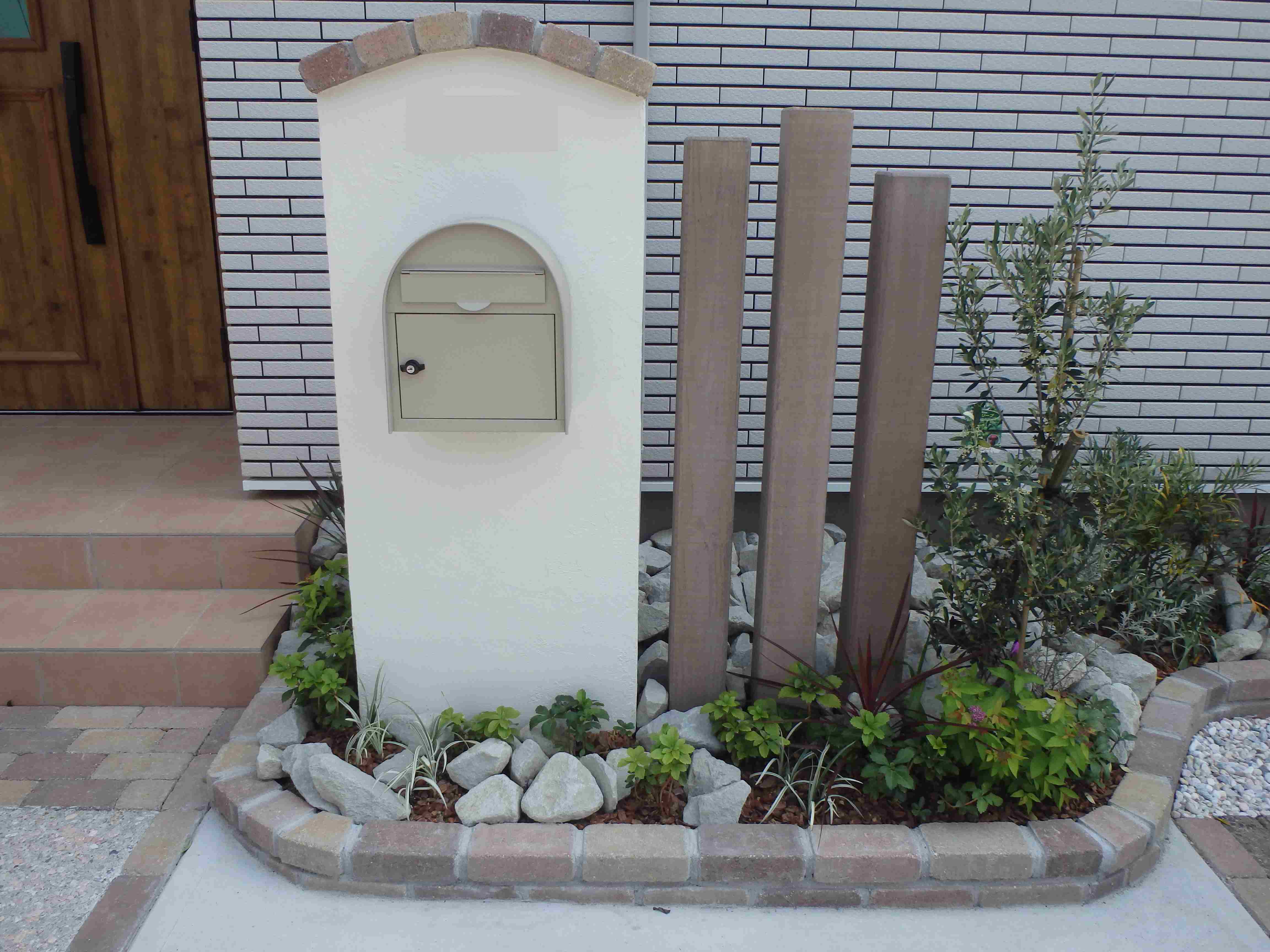 　258　とてもお洒落な門扉と門扉周りですね。