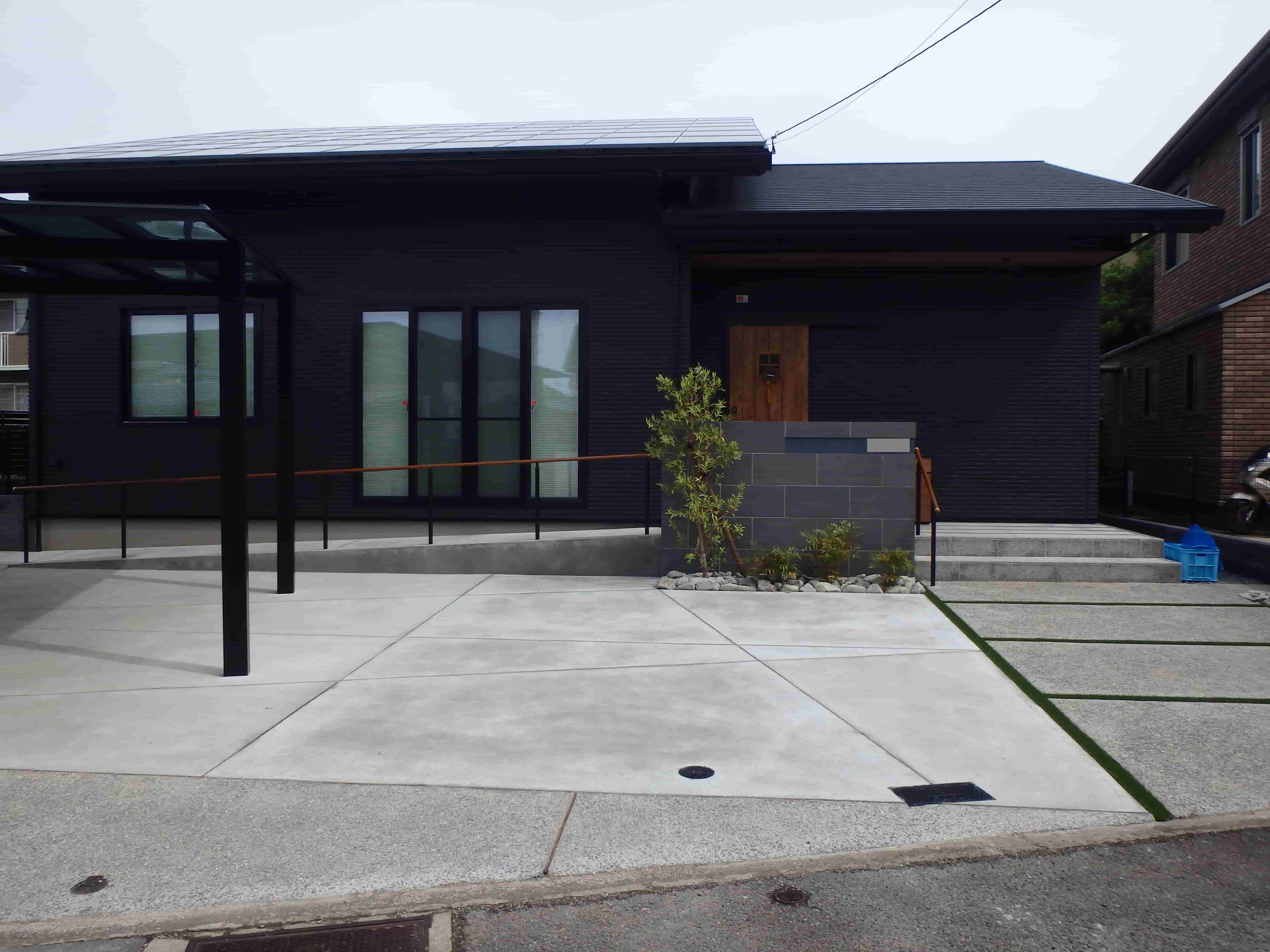 　266　とてもお洒落な外構工事完了です、建物とカーポートもよく似合ってます。