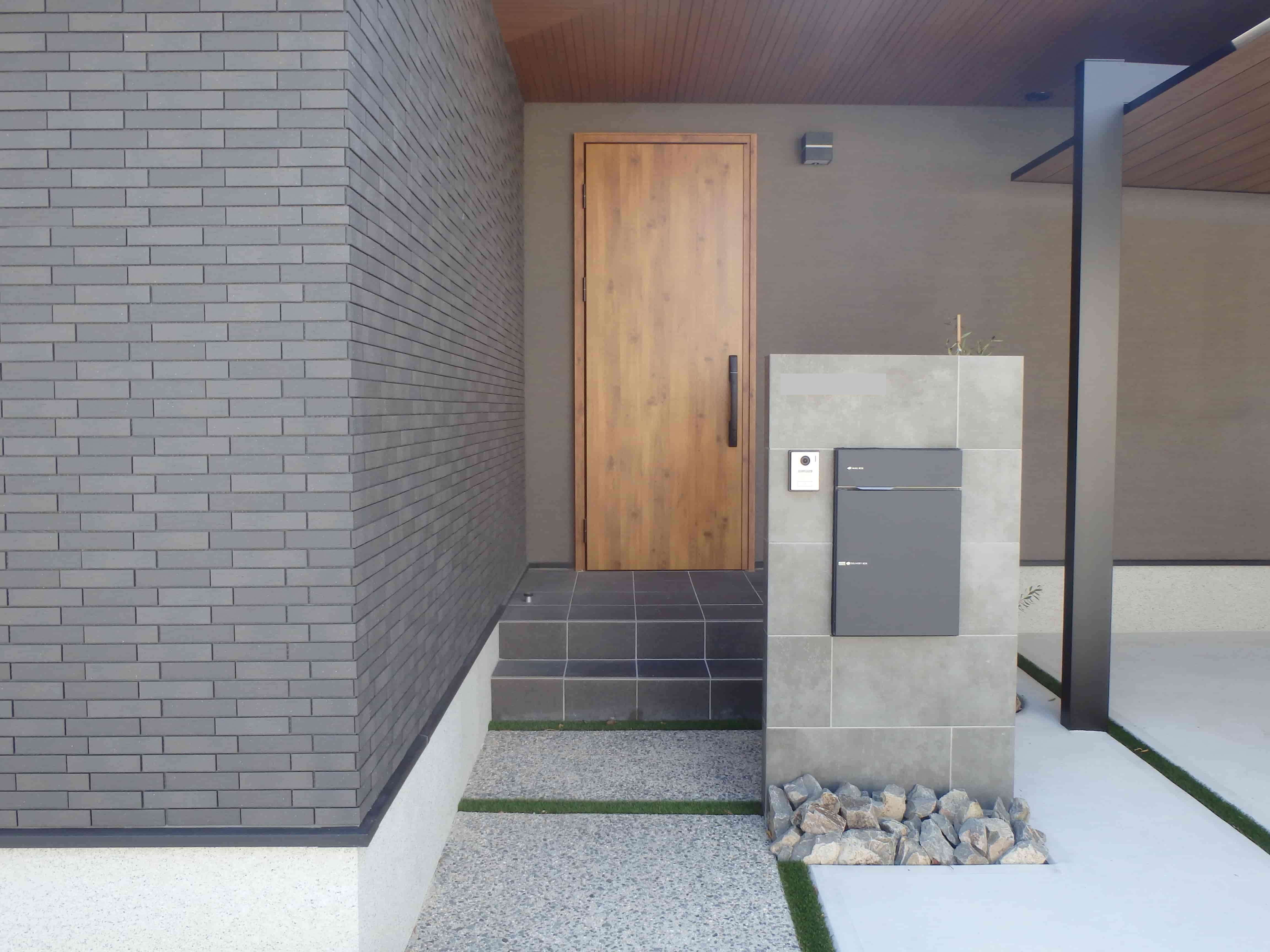 　建物に合ったお洒落な門扉です。