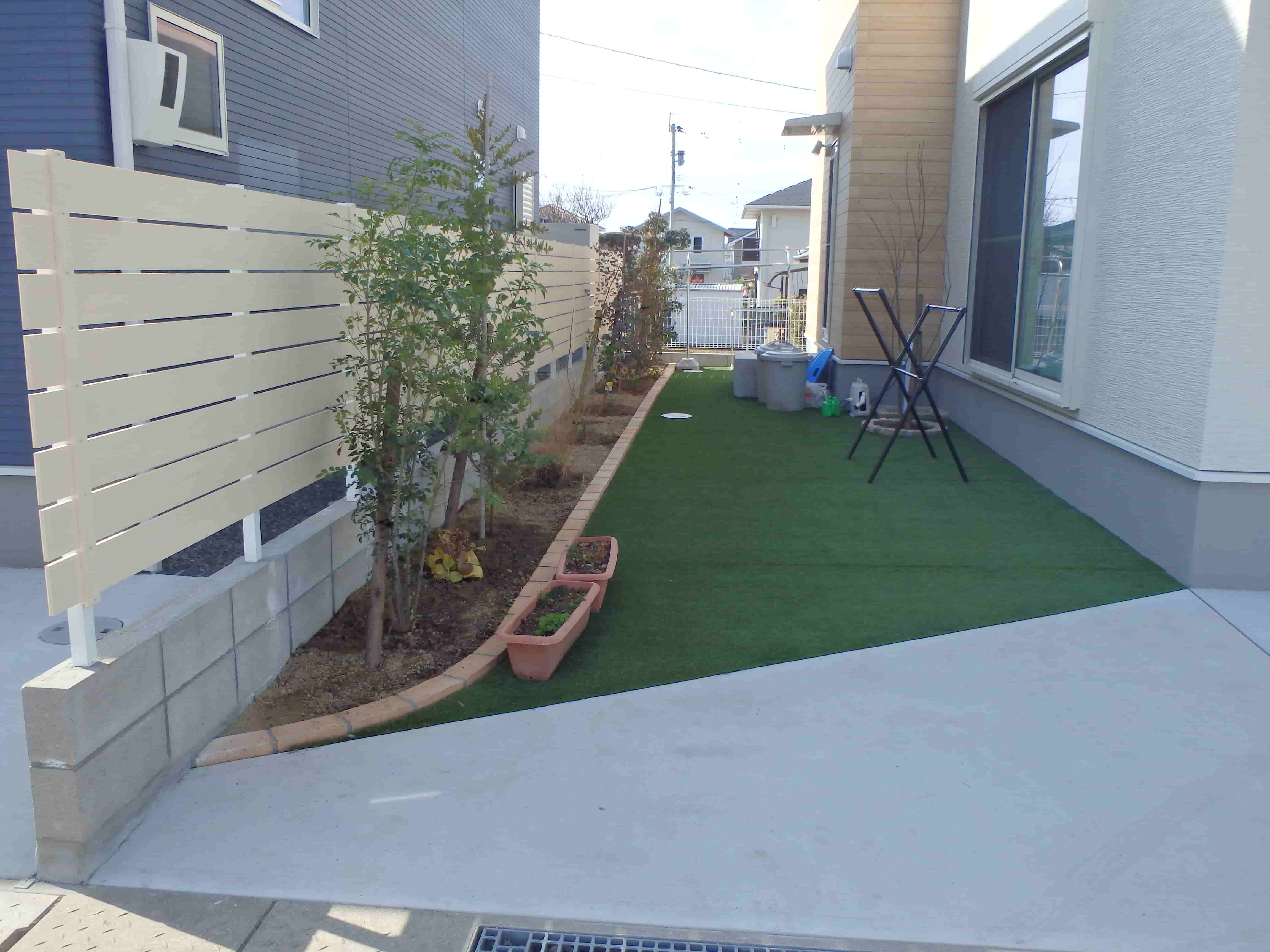 　280　人工芝と花壇の組み合わせいいですね、ワンポイントで緑を入れるのもオシャレです。