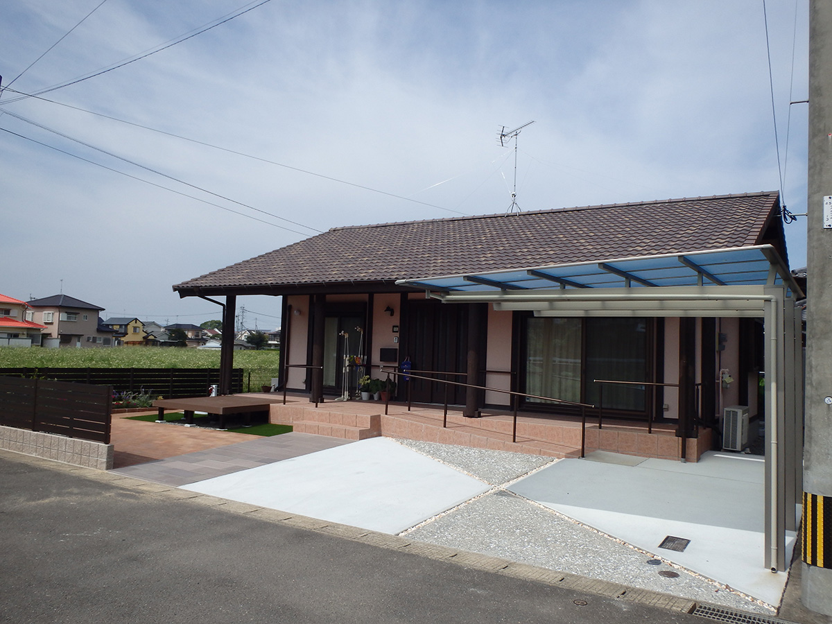 　58　カーポートスペース有効活用、2本柱なので夜でも楽に駐車。