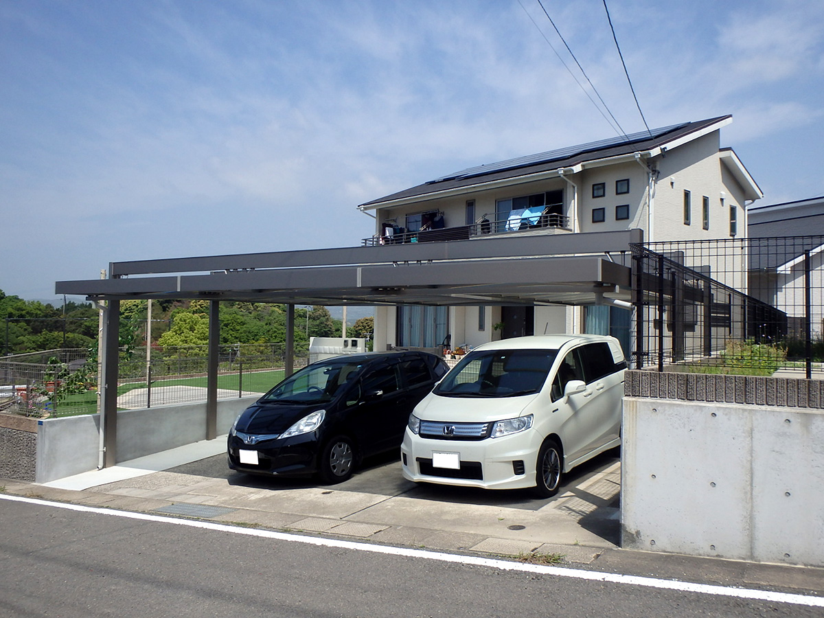 　59　明るい車庫と建物とのバランス良い空間。