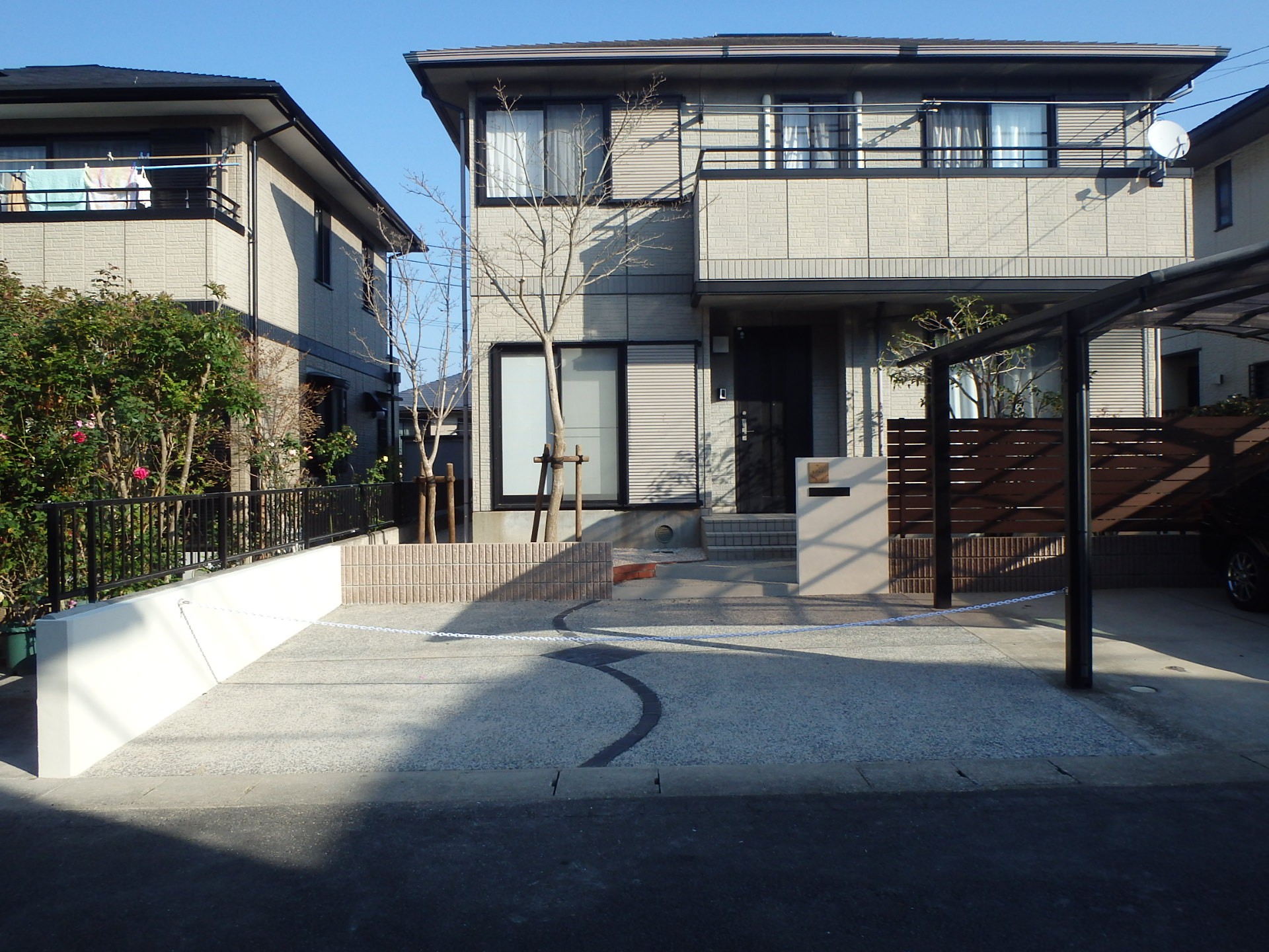 長与　 65　駐車場拡張、建物と車庫スペースの開放的空間。