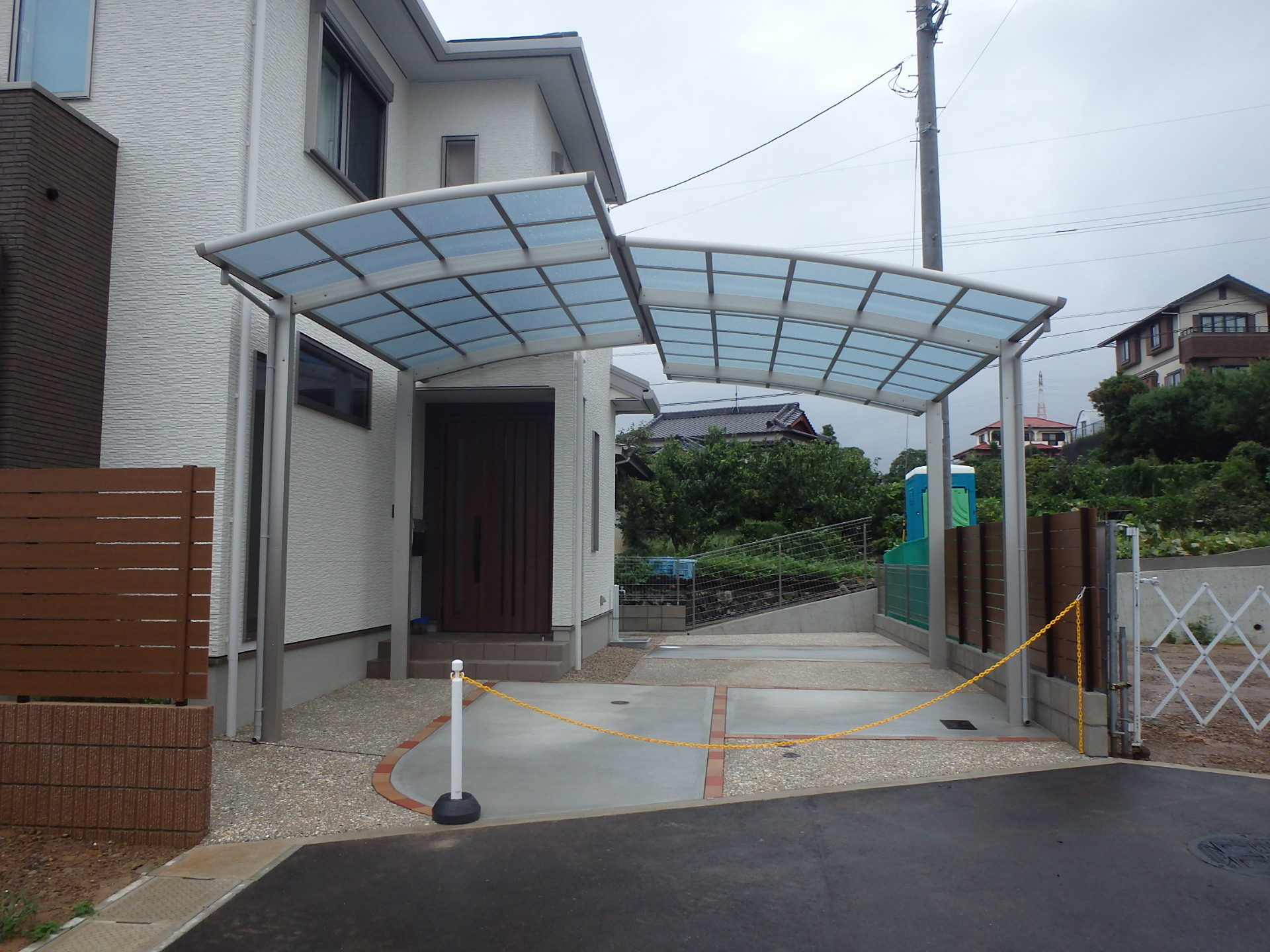 　71　カーポート、前後で有効スペース。