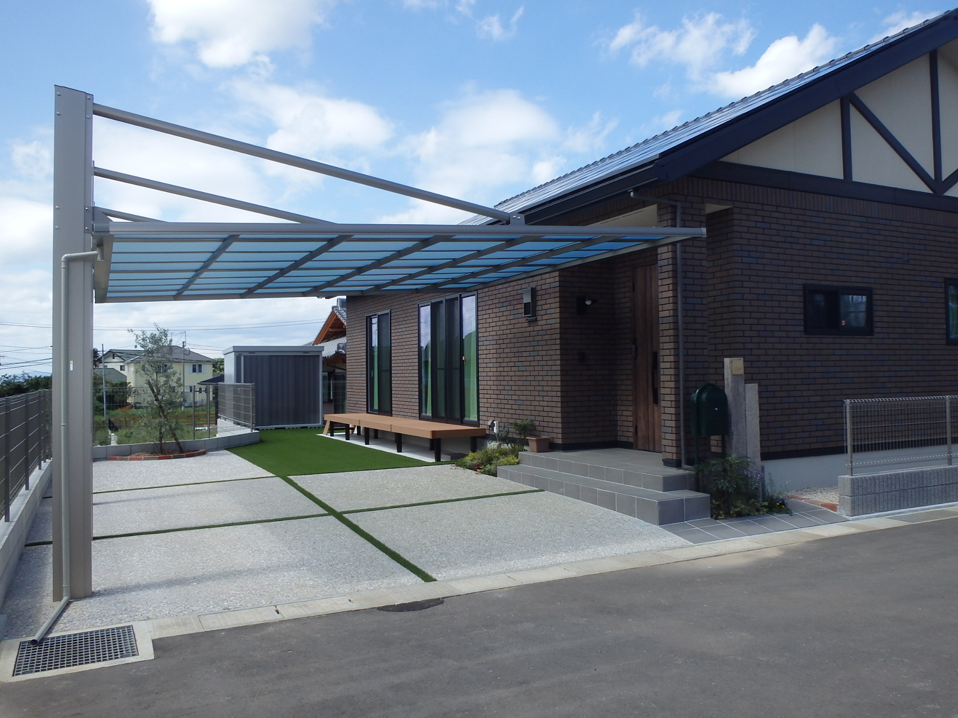 　　76　吊下げ型のカーポート、庭も建物もベストマッチ。