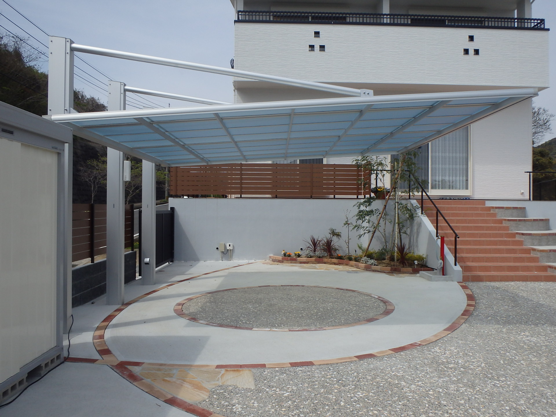 　88　吊下げ型のカーポートで柱を気にせず駐車。