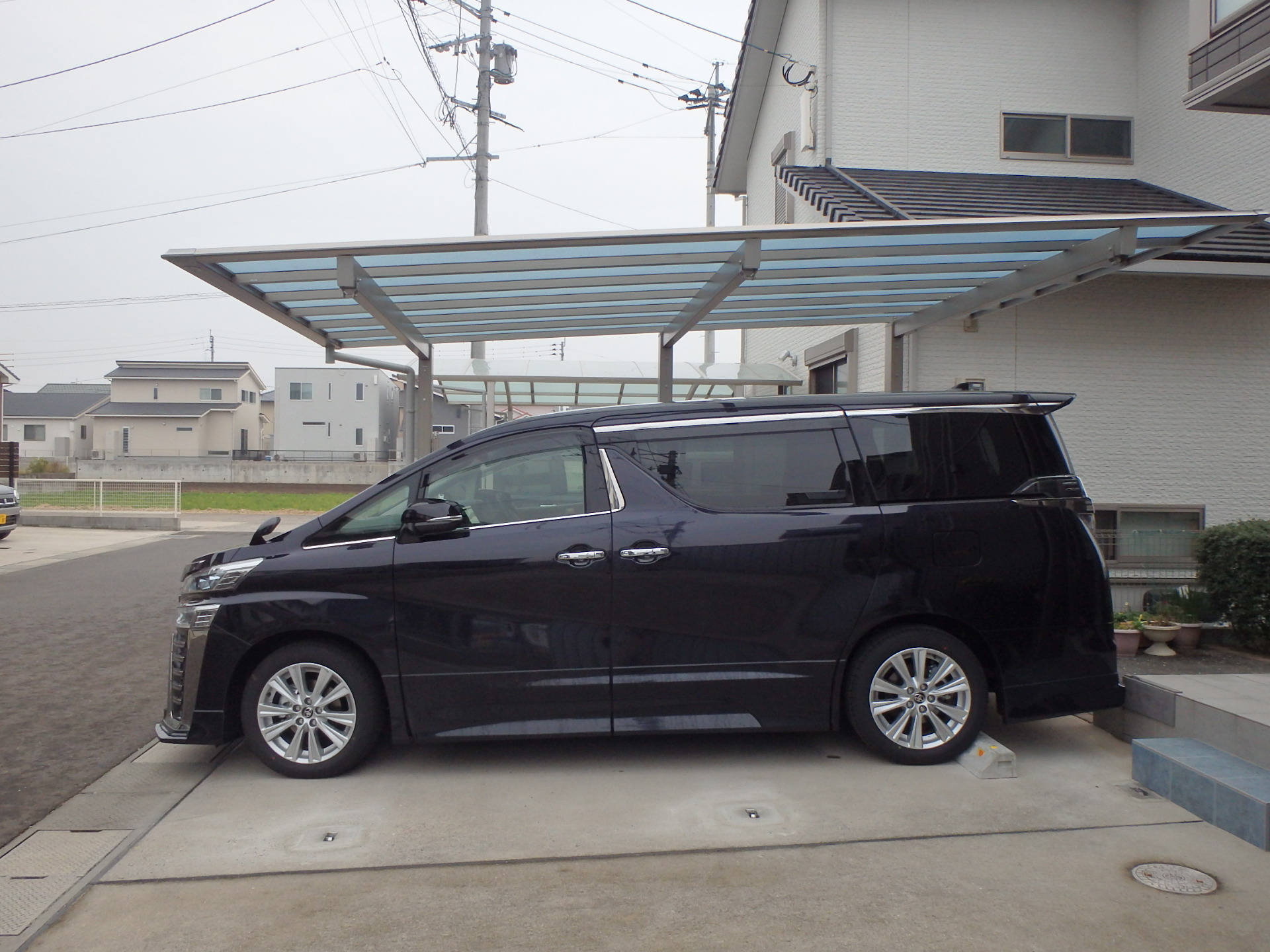 　107　開放的な駐車場スペース。