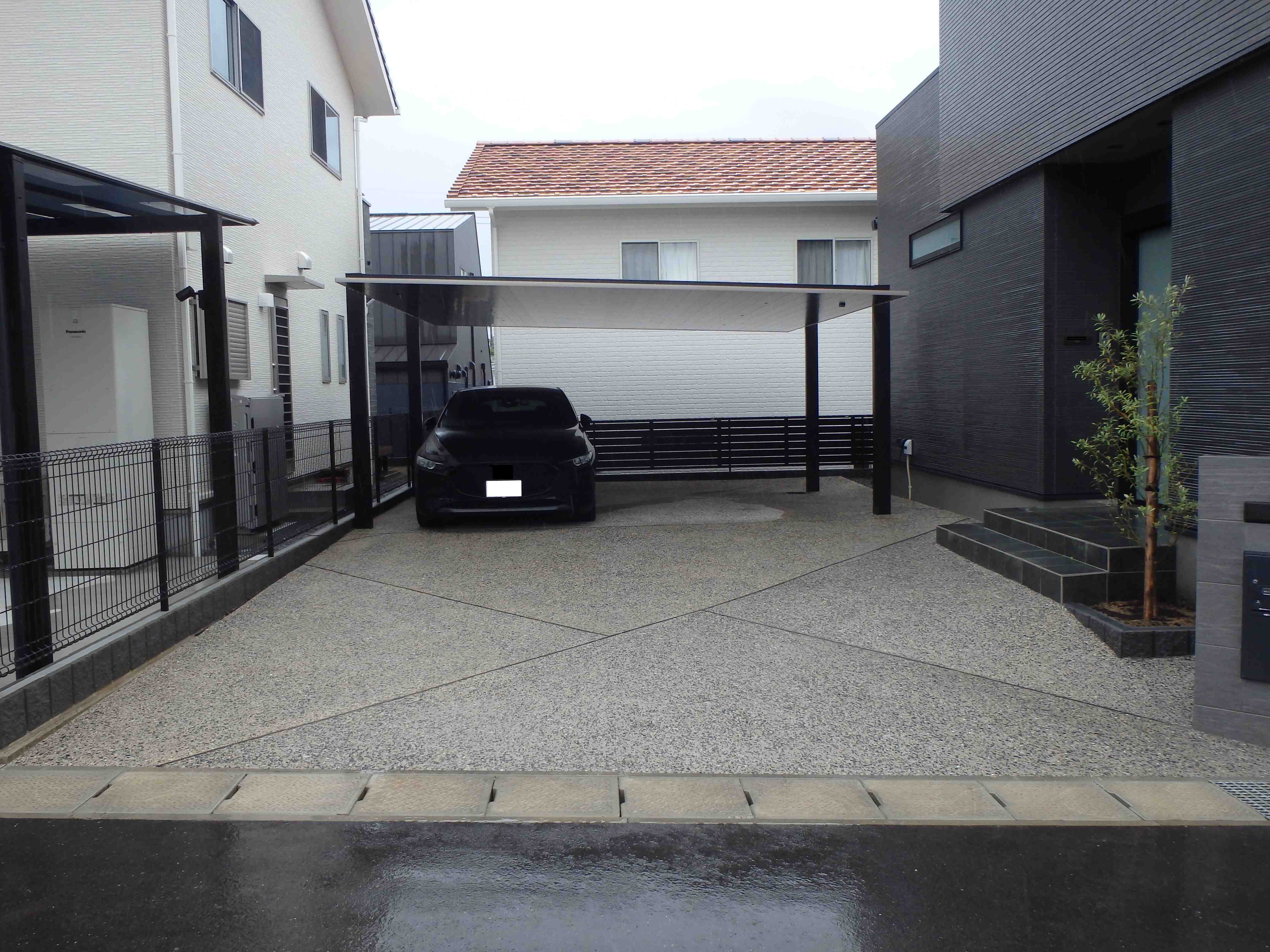 　199　シンプルなカーポート、建物によく似合っていてとてもおしゃれです。