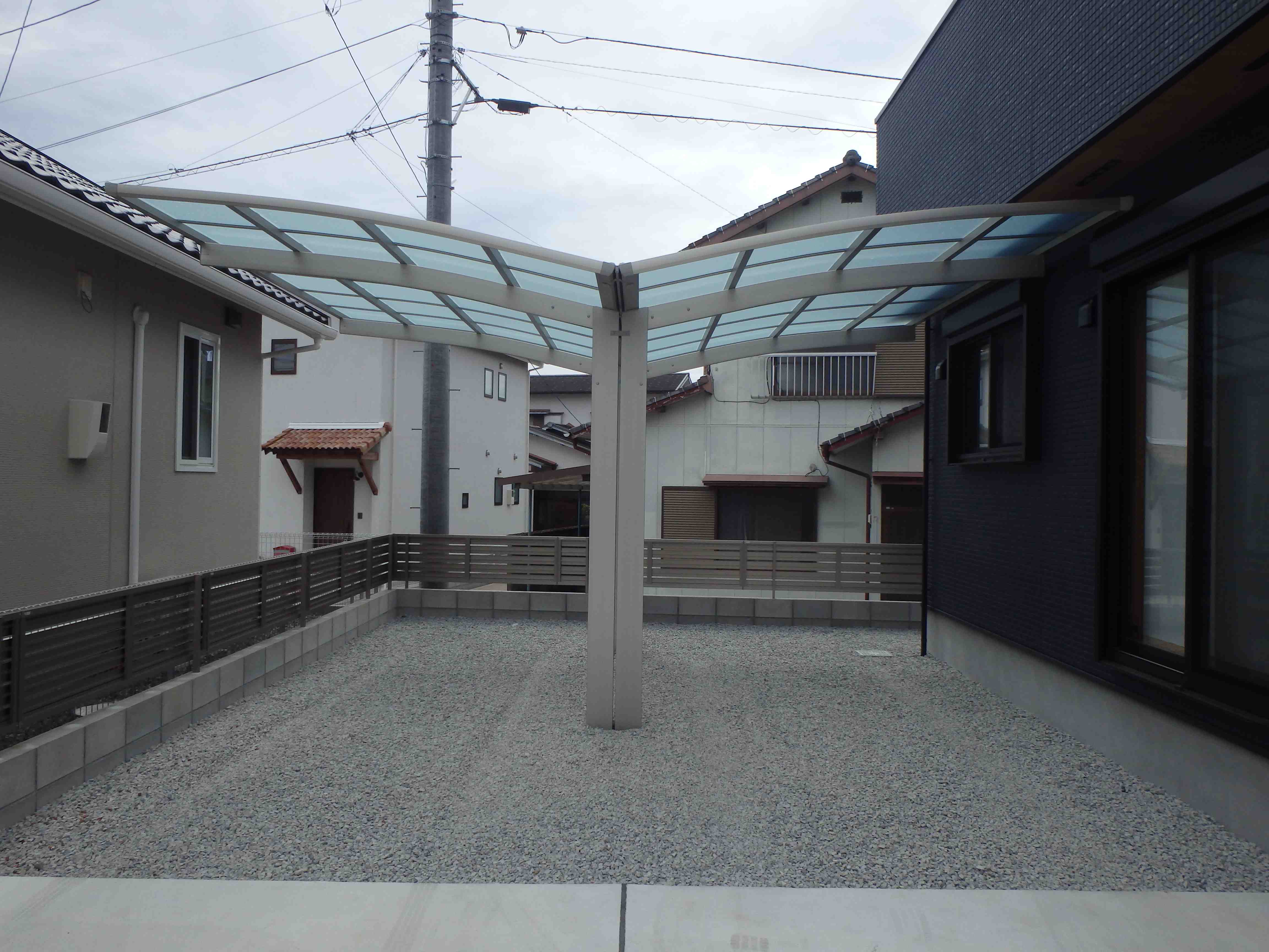 　211　2台用のカーポート、2本脚で立ってます。