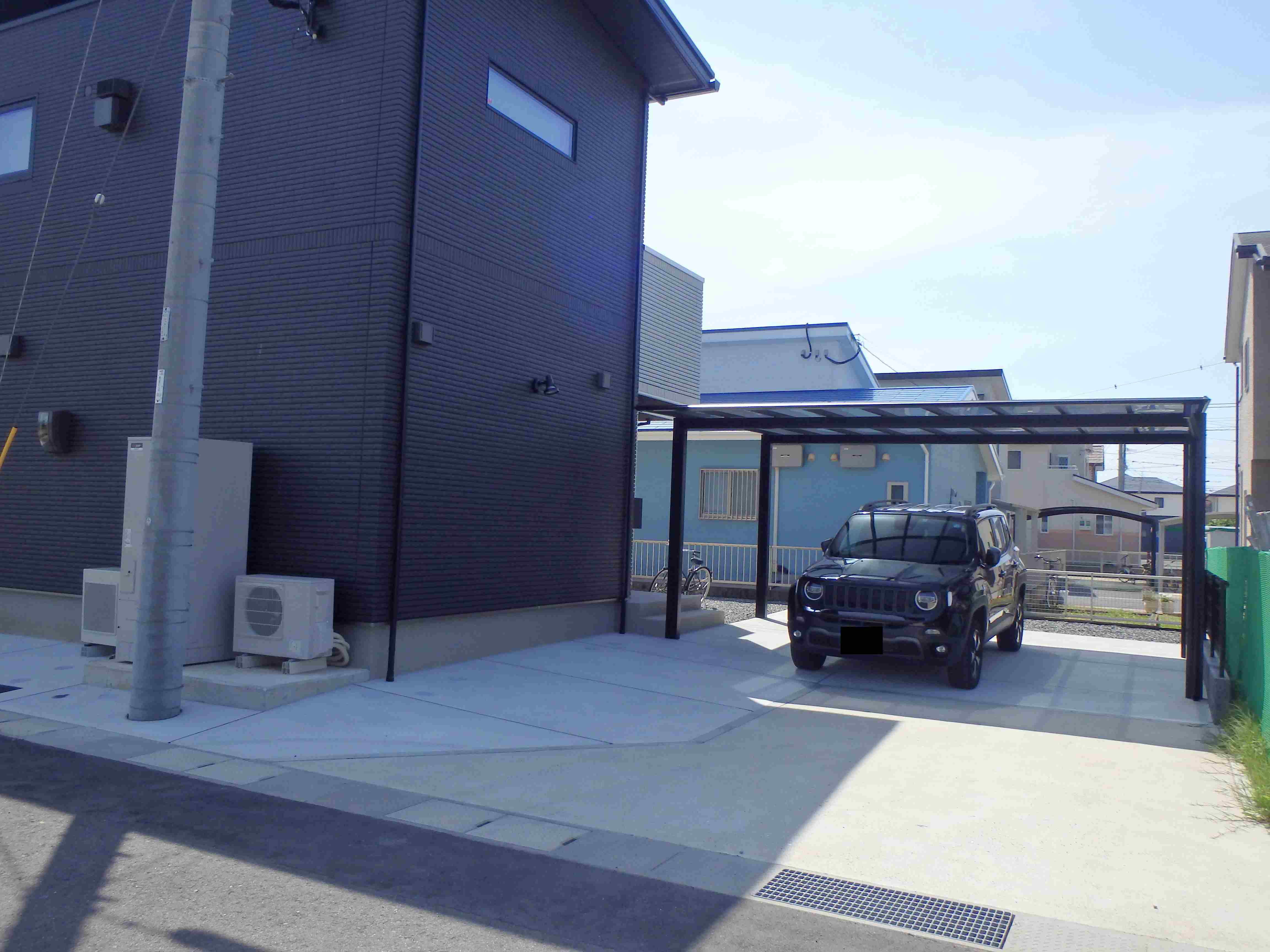 　232　2台分のカーポートは余裕です。雨の日の乗り降りや掃除メンテナンスも楽ちん。