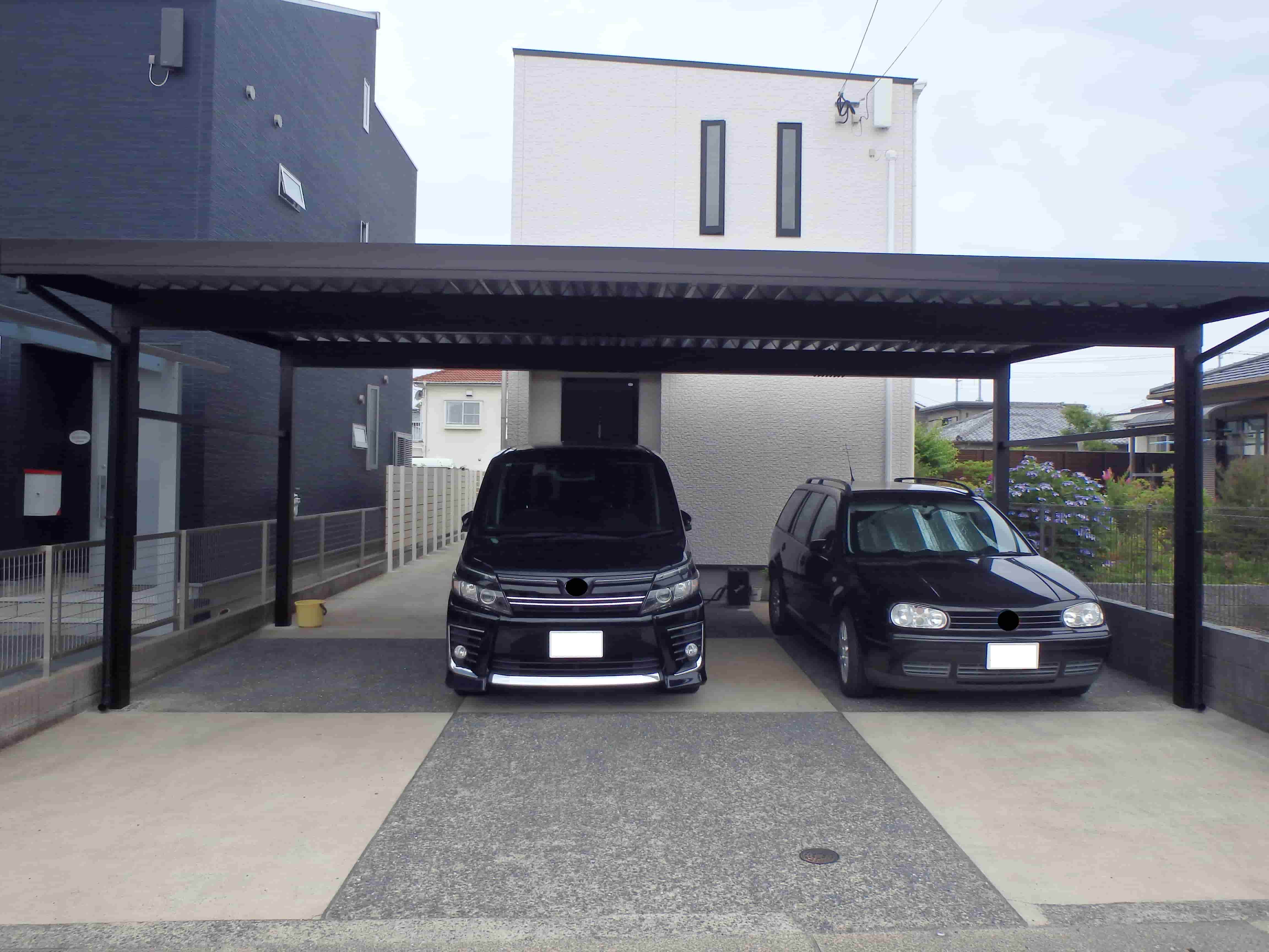 　264　頑丈なカーポート、2台止めての乗り降りも余裕です。雨の日の荷物の積み下ろしも助かります。