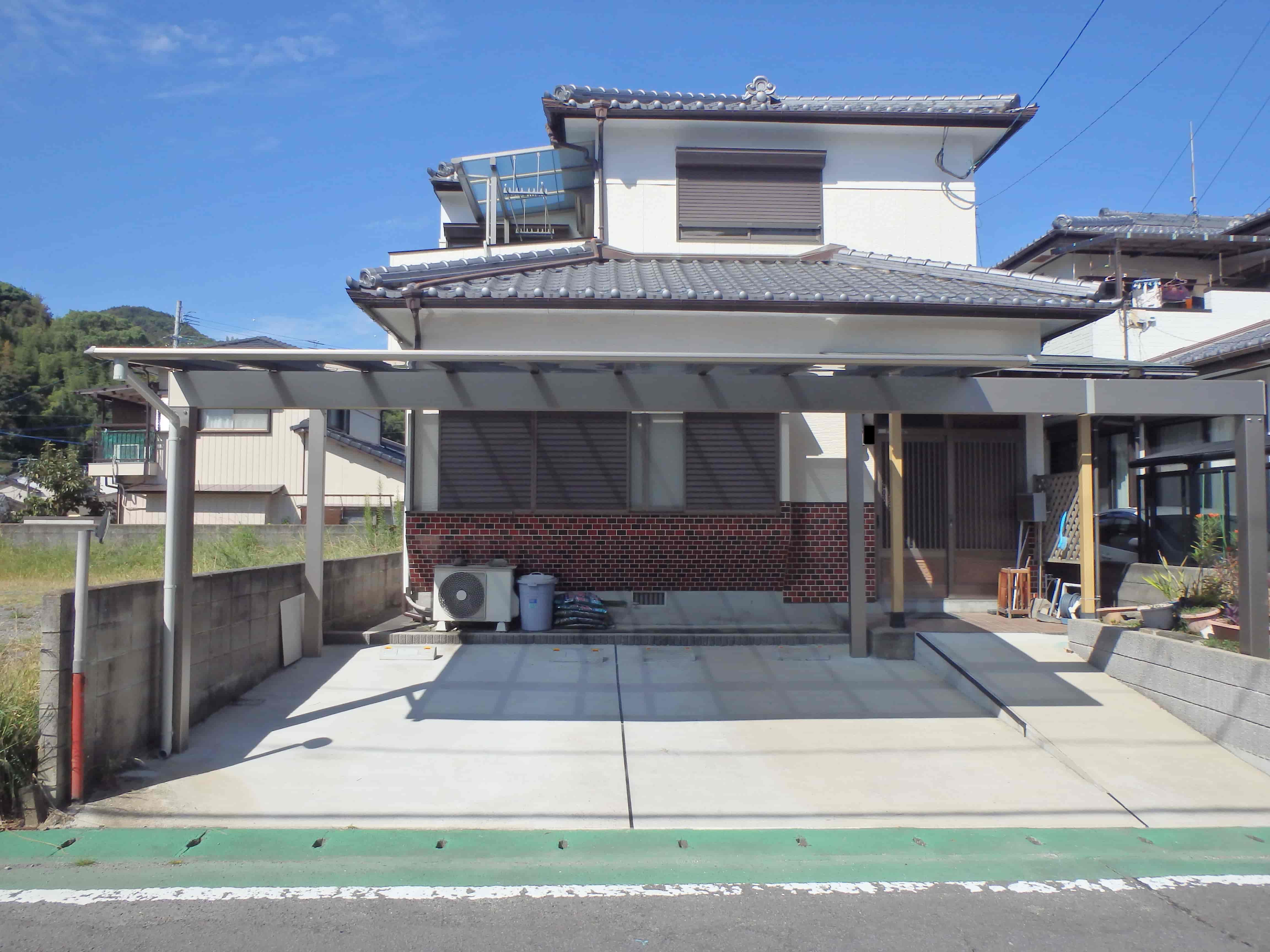 　274　一台分のカーポートからゆったり二台分のカーポートに、頑丈です。雨の日の荷物の積み下ろしも濡れません。