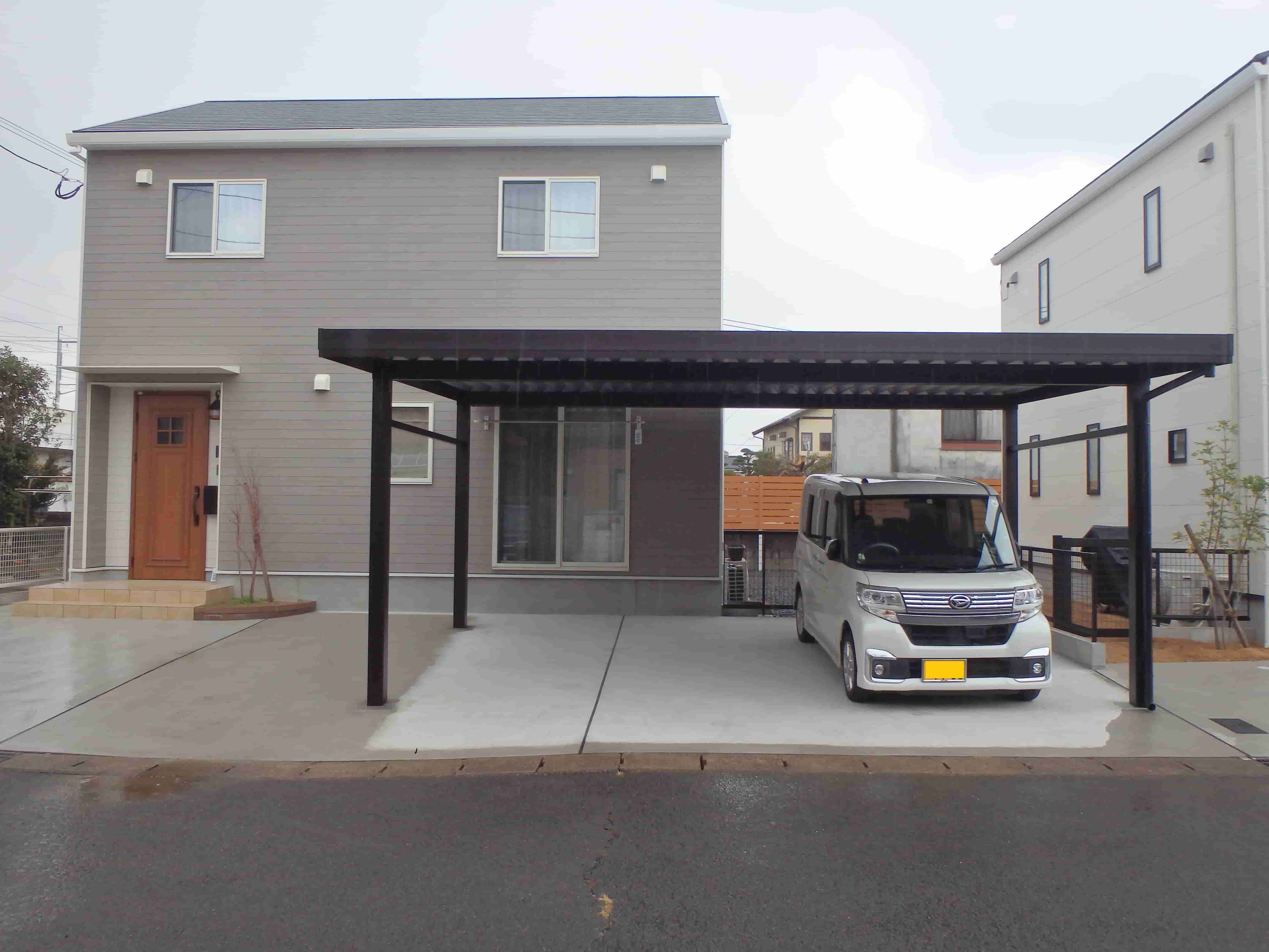 　276　シンプルでおしゃれなカーポートです。これがあると車の寿命が長くなります。