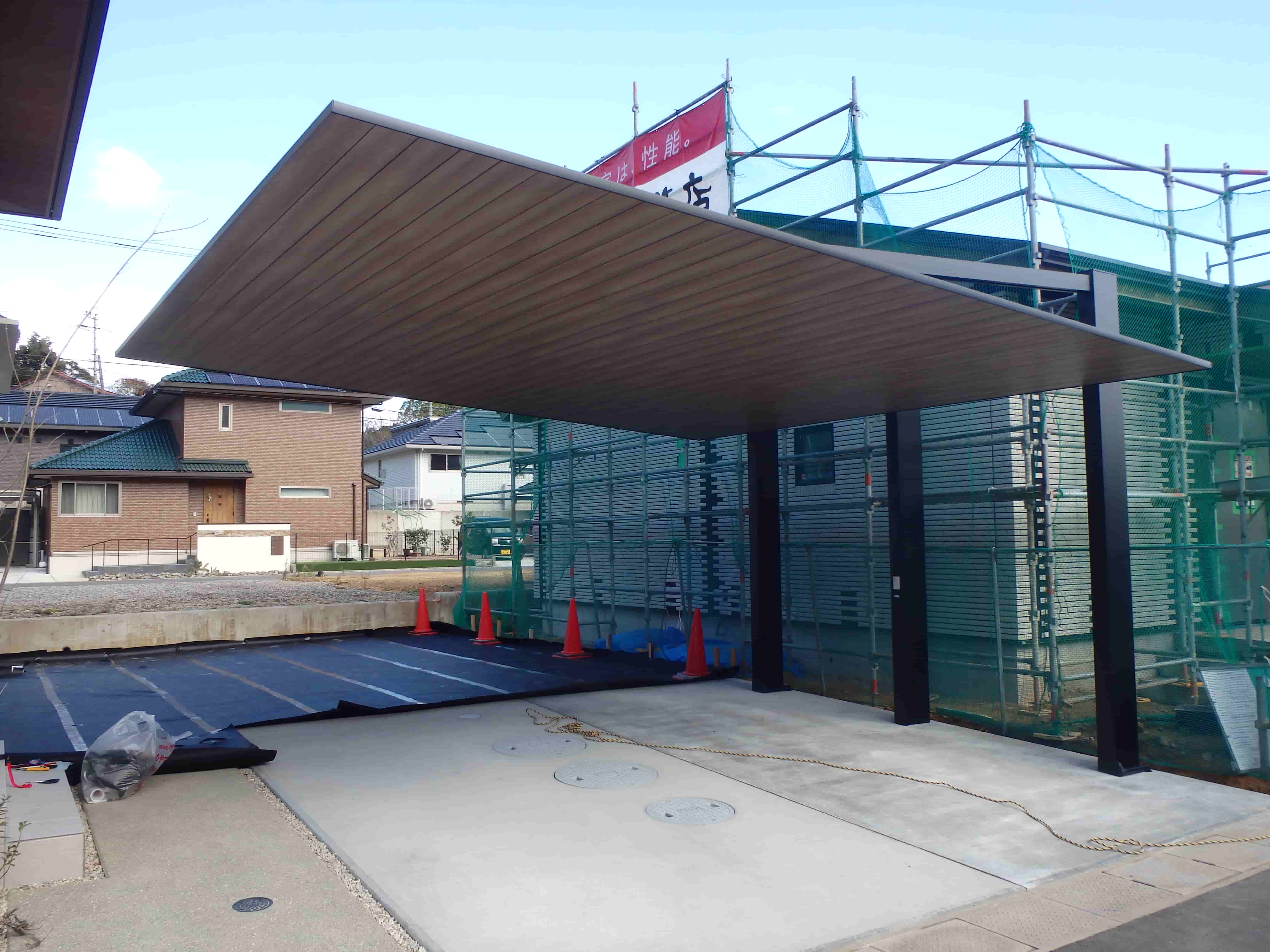 　278　カッコいい立派なカーポートですね、柱が二本だと夜の車の出し入れが楽。車の寿命も延びます。